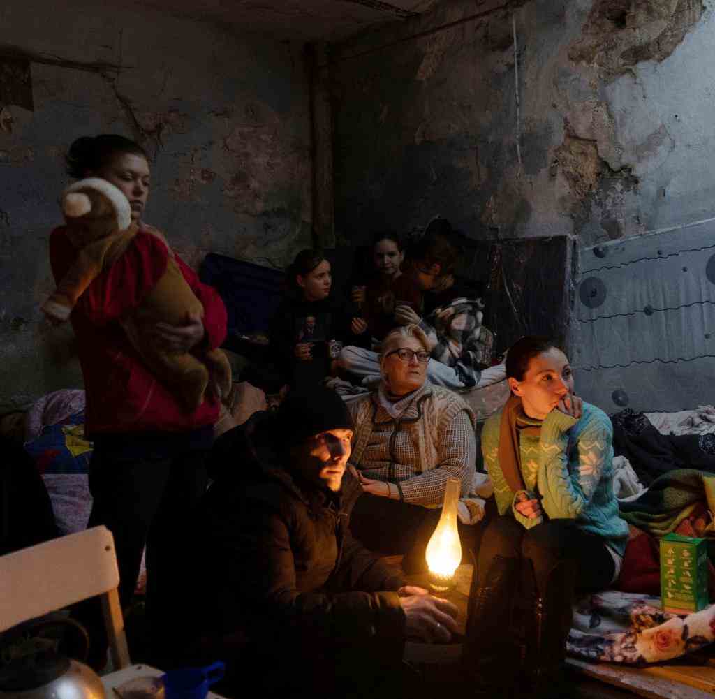 Einwohner suchen Zuflucht in einem Keller