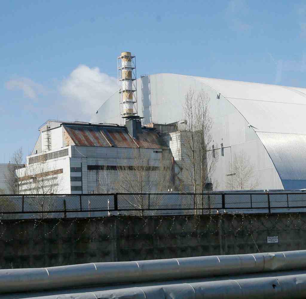 Ein Schutzbau bedeckt den 1986 explodierten Reaktor im Kernkraftwerk Tschernobyl