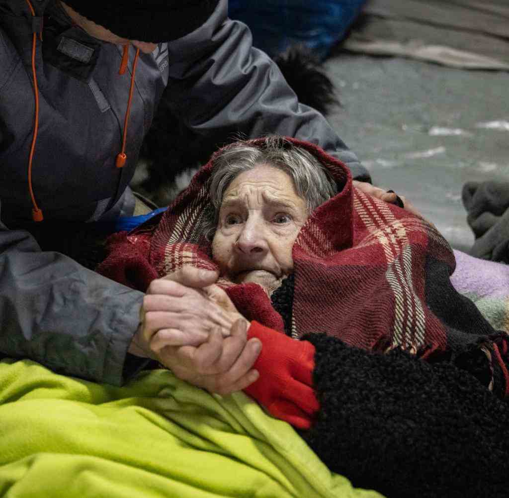 Eine Ukrainerin bei einer Pause während ihrer Flucht aus Irpin