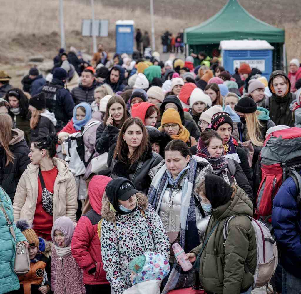Ukrainsch-polnische Grenze in Medyka: Geflüchtete warten auf den Bus für den Weitertransport