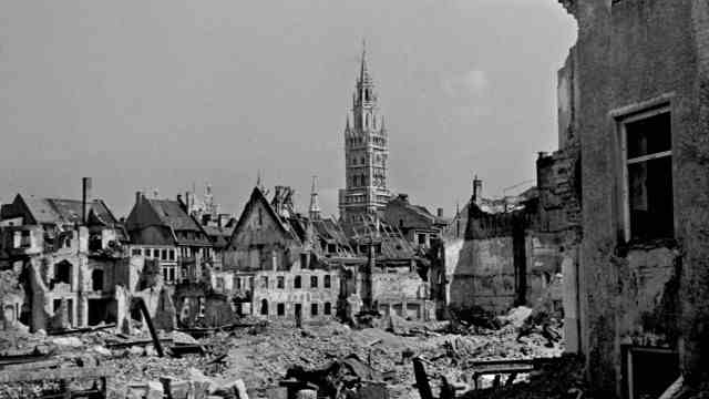 series "1972: The year that stays"Episode 6: The war-ravaged Munich city center with the town hall tower in 1946.
