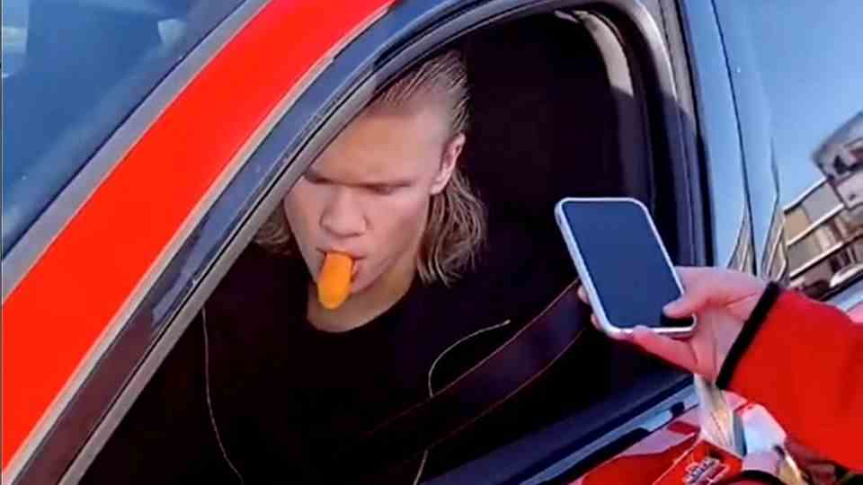 Erling Haaland: BVB professional inspires fans with a carrot in his mouth – then he suddenly looks away