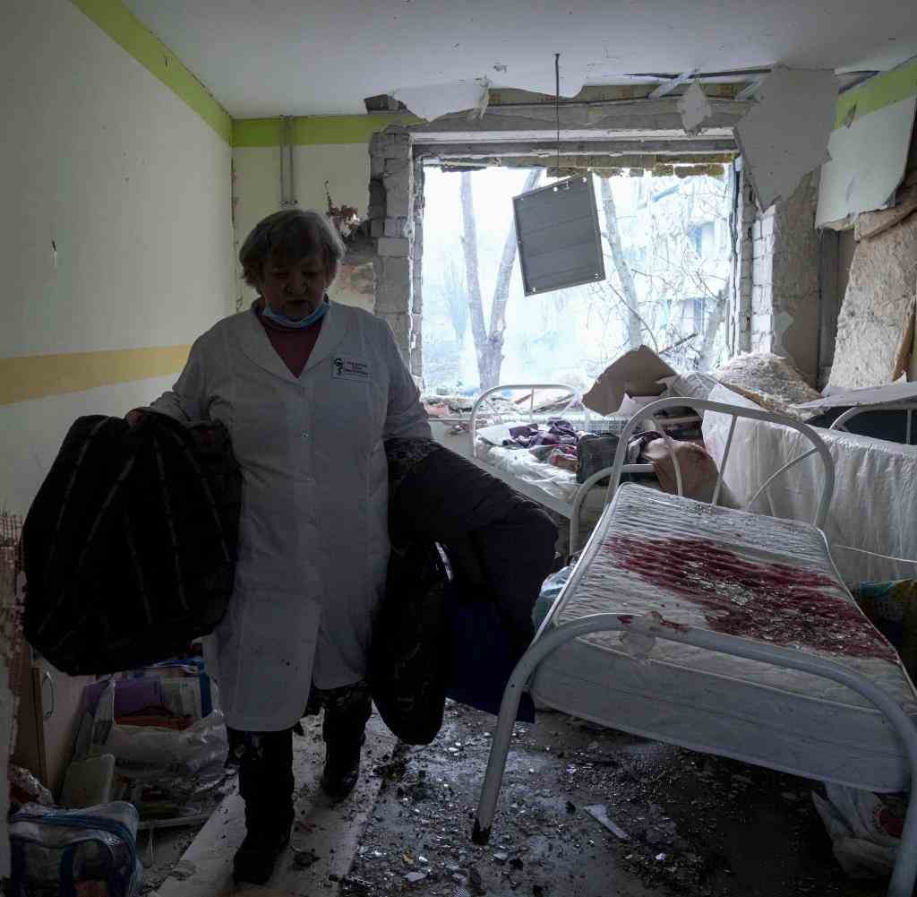 Eine medizinische Angestellte geht durch die durch einen Angriff beschädigte Geburtsklinik in Mariupol