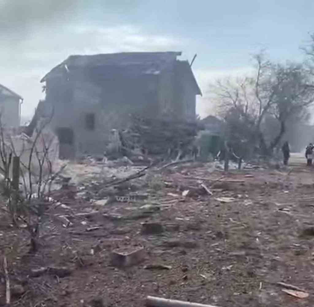 Ein von einer Rakete zerstörtes Wohnhaus in Mariupol