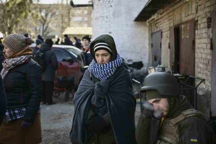 Residents of Irpin, north of Kiev, wait to be evacuated to escape Russian shelling on March 10, 2022 (AFP / Aris Messinis)