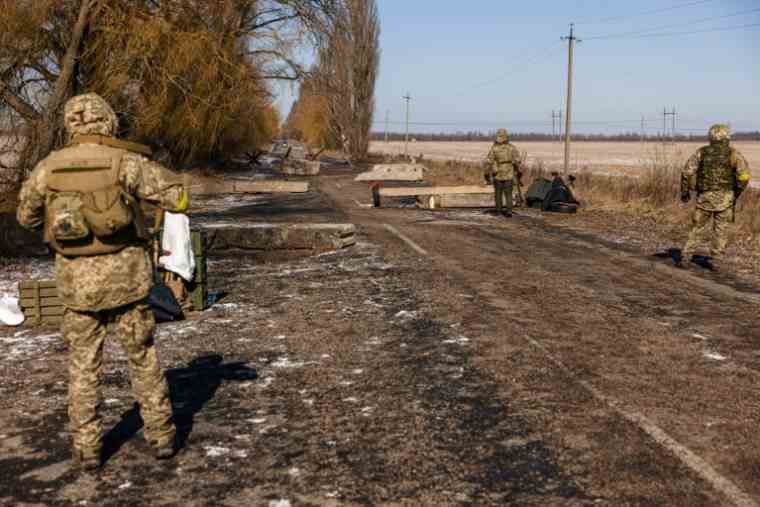 Ukrainian soldiers guard a checkpoint near the village of Velyka Dymerka, at the gates of Kiev, on March 10, 2022 (AFP / Dimitar DILKOFF)