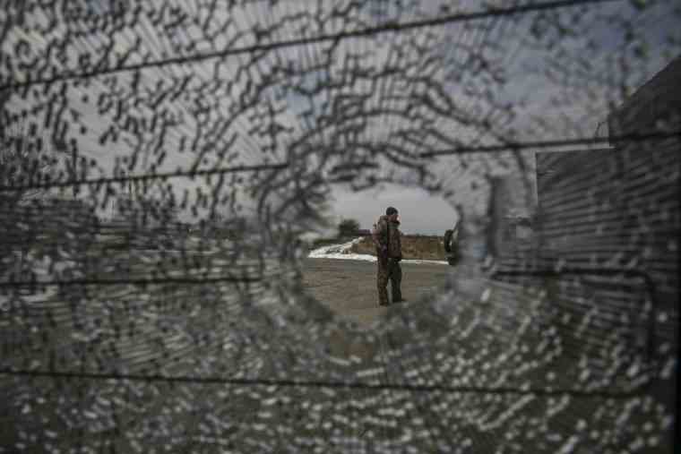 A Ukrainian soldier at a checkpoint near Velyka Dymerka east of Kiev on March 9, 2022 (AFP/Aris Messinis)