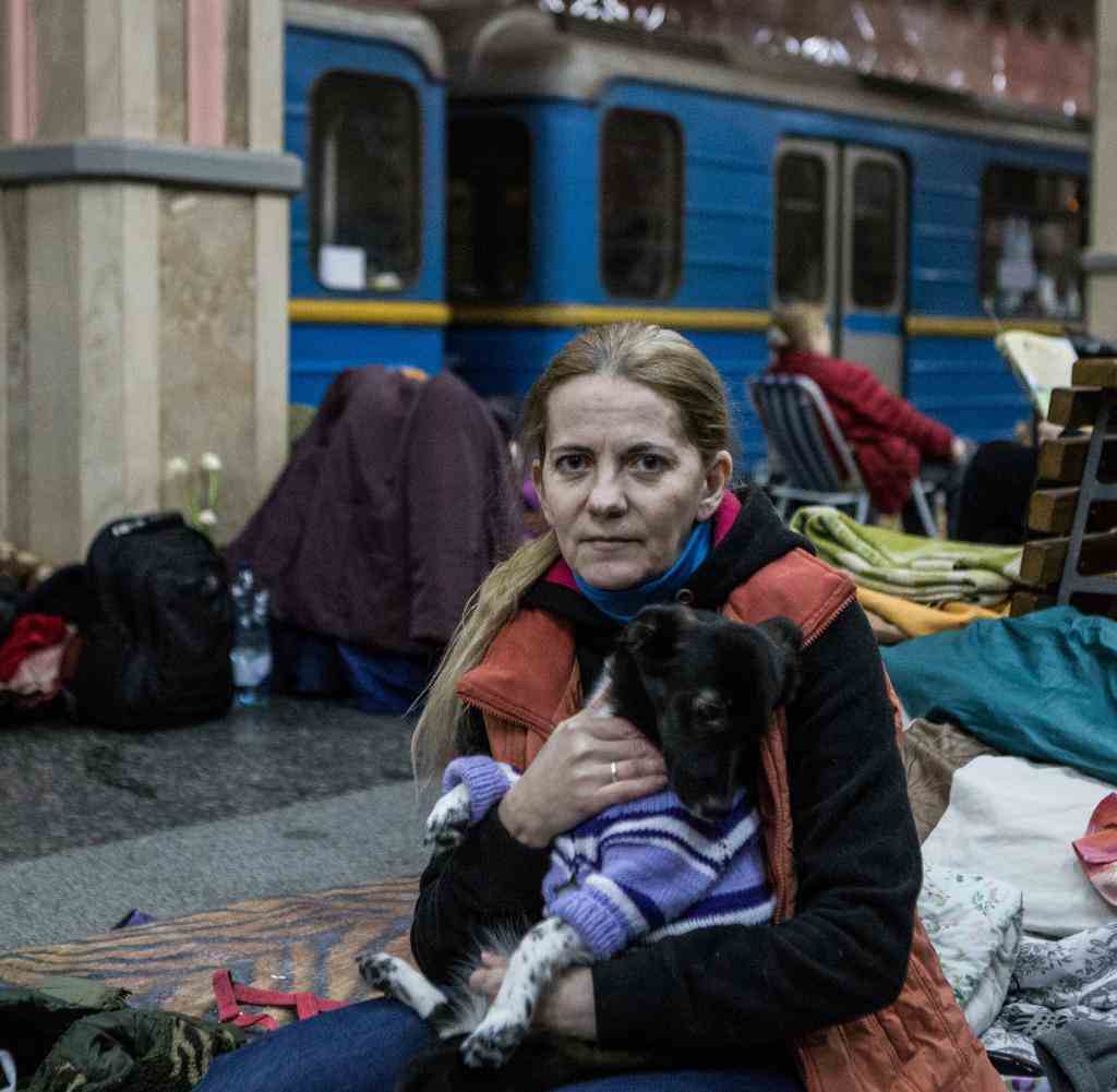 Menschen in Charkiv suchen in einer U-Bahn-Station Schutz vor den russischen Bomben