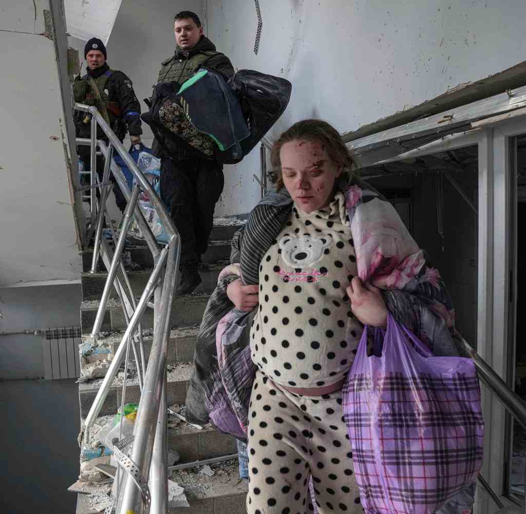 Eine verletzte schwangere Frau in der durch Beschuss zerstörten Entbindungsklinik in Mariupol