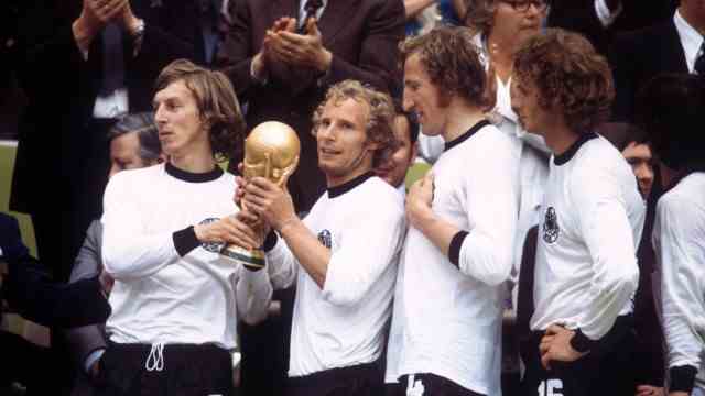 Obituary for Jürgen Grabowski: Holiday: Jürgen Grabowski (with Berti Vogts and Georg Schwarzenbeck, from left) holds the World Cup trophy on July 7, 1974 - it was his 30th birthday.