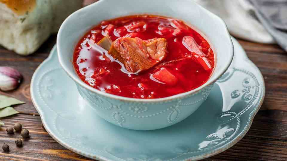 Borscht from the pressure cooker Ingredients: 400 g smoked pork ribs, 250 g white cabbage, 3 potatoes, 1 carrot, 1 beetroot, 1 onion, sugar, ½ red pepper, 200 g peeled canned tomatoes, 2 tbsp tomato paste, 3 black peppercorns, 2 cloves, allspice, 2 bay leaves, 3 cloves of garlic, 4 tbsp vegetable oil (sunflower oil is best), salt Preparation: 1. Peel and dice the potatoes.  2. Peel and finely dice the onion.  Cut the carrot, beetroot and bell pepper into julienne strips.  3. Pour about 4 tablespoons of oil into the pressure cooker and add the bell pepper, onion, carrot and beetroot.  Salt everything and fry for 15 minutes.  4. Then add the smoked ribs.  Chop them up if you like.  5. Finally add the peeled tomatoes.  Salt to taste and add about ½ tsp sugar to balance the flavor.  6. Cut the cabbage into small pieces and add to the pot along with the potatoes.  7. Add about 2 liters of water and boil for 40 minutes.  When the vegetables are cooked, finely chop the garlic clove and add to the pot.  Serve with sour cream.