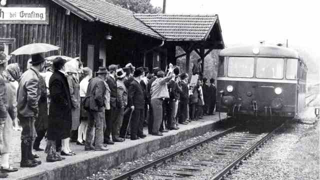 Getting married in the Ebersberg district: a photo from 1954 in Moosach near Grafing, where a train is arriving.