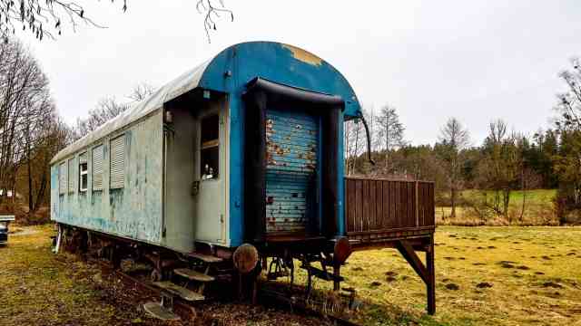 Getting married in the district of Ebersberg: A wagon on the old piece of track, the youth room, will soon be sprayed with graffiti.