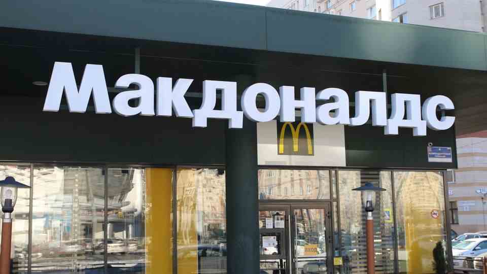 After calls for a boycott because of keeping the Russian branches open, McDonald's closed its restaurants in Russia two weeks after the beginning of the war.  The fast food chain had opened its first branch in Moscow during the Soviet Union and most recently had 847 stores in the country.  McDonald's did not operate most of them as a franchise, but in-house.  The café chain Starbucks is also closing its 130 franchise branches.  Coca-Cola is also completely stopping its business in Russia.  Competitor Pepsi is only suspending the sale of soft drinks, but wants to continue offering food.