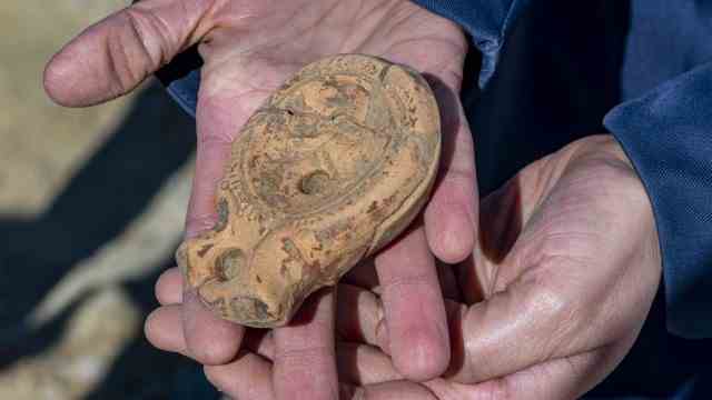 Excavation in the district of Erding: Martina Pauli from the Bavarian State Office for the Preservation of Monuments holds a Roman oil lamp in her hands.  The grave goods are also decorated.  The motive, according to Pauli: "a jumping dog".