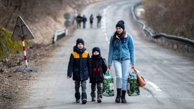 War and Gender: Actors who take risks: A woman and two children shortly after crossing the Ukrainian-Slovakian border.