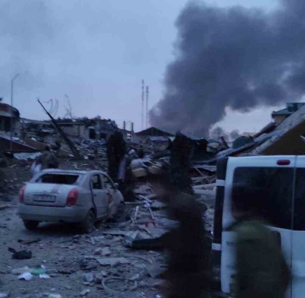 Rauch und Trümmer: Russische Marschflugkörper schlugen im Militärstützpunkt Jaworiw nahe Lwiw ein