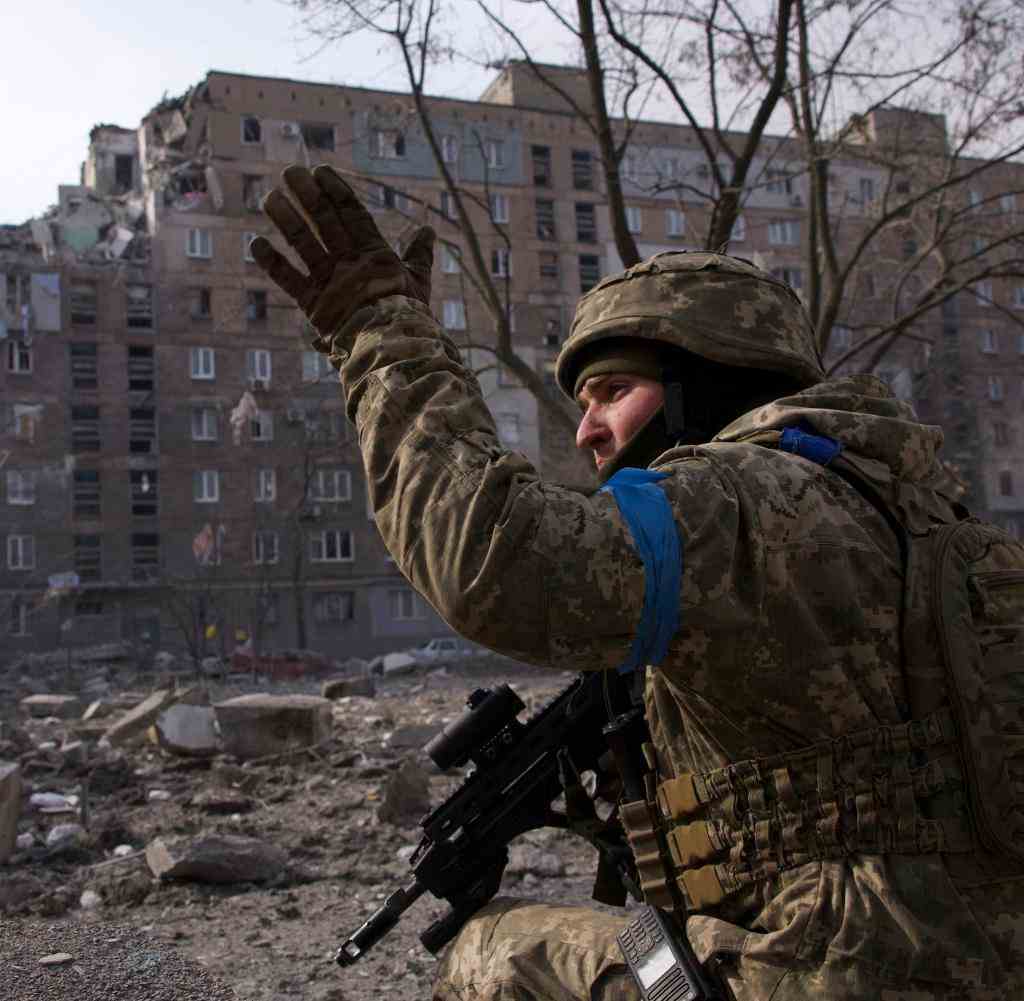 Ein ukrainischer Soldat in Mariupol