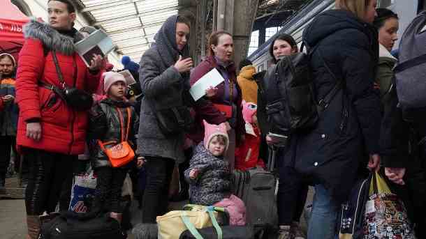 Menschen fliehen aus der Ukraine: Seit dem Beginn des Ukraine-Kriegs zählt die UNO 2,8 Millionen ukrainische Flüchtlinge. (Quelle: imago images/ZUMA Wire/Bryan Smith)