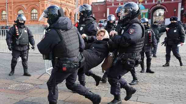 Festnahme einer Demonstrantin in Moskau: Die Zahl der Festnahmen bei Protesten gegen den Ukraine-Krieg ist in ganz Russland auf mehr als 800 gestiegen. (Quelle: imago images/ITAR-TASS)