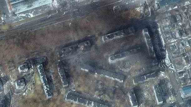 Mariupol: Nach russischem Beschuss liegen ganze Wohnblöcke in Trümmern.  (Quelle: Uncredited/Maxar Technologies/AP/dpa )