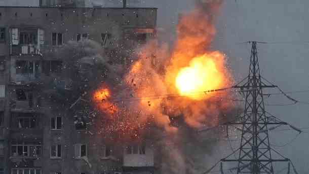 Ein Wohnhaus in Mariupol wird von einem Panzer getroffen: Russische Einheiten versuchen offenbar, die Stadt zu erstürmen. (Quelle: dpa/ Evgeniy Maloletka)