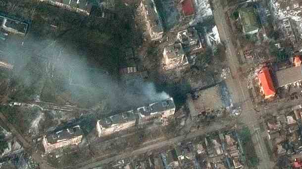 Mariupol: Das Satellitenbild vom Westen der Stadt zeigt brennende Wohnhäuser. (Quelle: Uncredited/Maxar Technologies/AP/dpa )