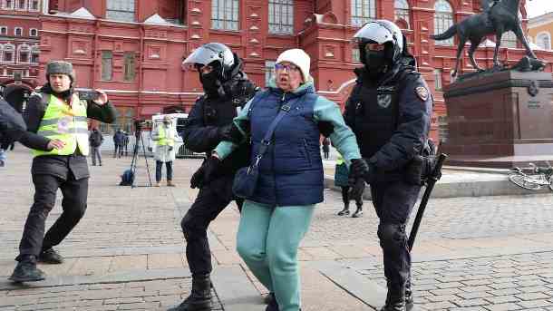 Demonstrationen in Moskau gegen den Ukraine-Krieg: Mehr als 250 Menschen wurden landesweit festgenommen. (Quelle: imago images/ITAR-TASS)