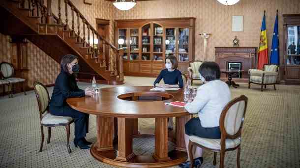 Außenministerin Annalena Baerbock spricht mit Maia Sandu (M), der Präsidentin der Republik Moldau und Natalia Gavrilita (r), der Ministerpräsidentin aus Moldau.  (Quelle: dpa/ Michael Kappeler)