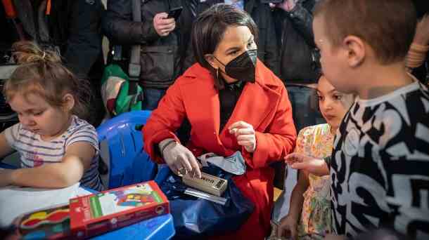 Annalena Baerbock in Chisinau: Die Außenministerin hat ukrainische Flüchtlinge in Moldau besucht. (Quelle: dpa/Michael Kappeler)