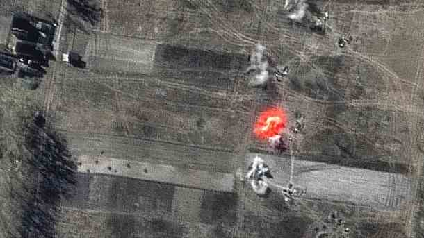 Satellitenaufnahmen zeigen Artillerie-Feuer nahe des Antonov-Airports in der Ukraine.  (Quelle: Reuters/Maxar Technologies)