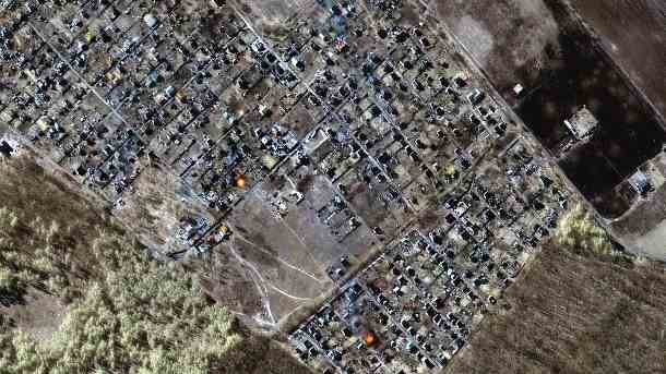 Satellitenaufnahmen zeigen Brände in Wohngebieten in Moschun, nordöstlich von Kiew. (Quelle: Reuters/Maxar Technologies)