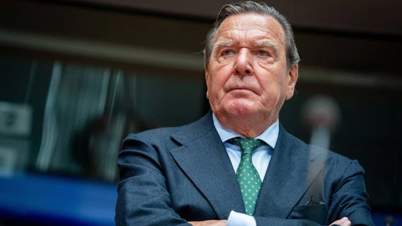 Gerhard Schröder stands in the Bundestag with his arms crossed.  © dpa Photo: Kay Nietfeld