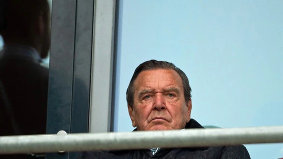 Former Chancellor Gerhard Schröder in the stands of the Hannover 96 stadium. © picture alliance / dpa Photo: Swen Pförtner