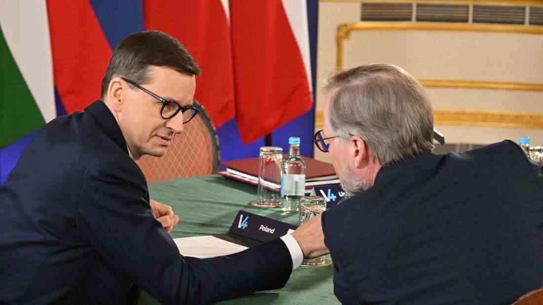 Polens Premierminister Mateusz Morawiecki (l.) spricht mit Tschechiens Regierungschef Petr Fiala. 