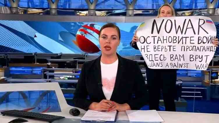 Marina Ovsiannikova, employée de la chaîne d'Etat russe Pervy Kanal (Channel One), faisant irruption sur le plateau du journal télévisé le plus regardé du pays pour dénoncer la guerre en Ukraine, le 14 mars 2022. (EYEPRESS NEWS / AFP)
