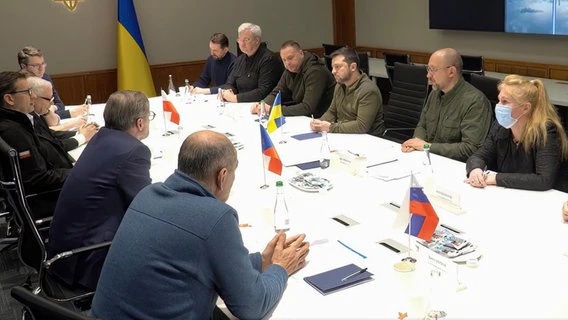 KIEV: In this image from video provided by the Press Office of the President of Ukraine, President of Ukraine Volodymyr Zelenskyy (Mr), during a meeting with Jaroslaw Kaczynski (front from 2l-r), Deputy Prime Minister of Poland, speaks to Mateusz Morawiecki, Prime Minister of Poland, Petr Fiala, Prime Minister of the Czech Republic, and Janez Jansa, Prime Minister of Slovenia.  © Uncredited/Press Office of the President of Ukraine via AP/dpa 