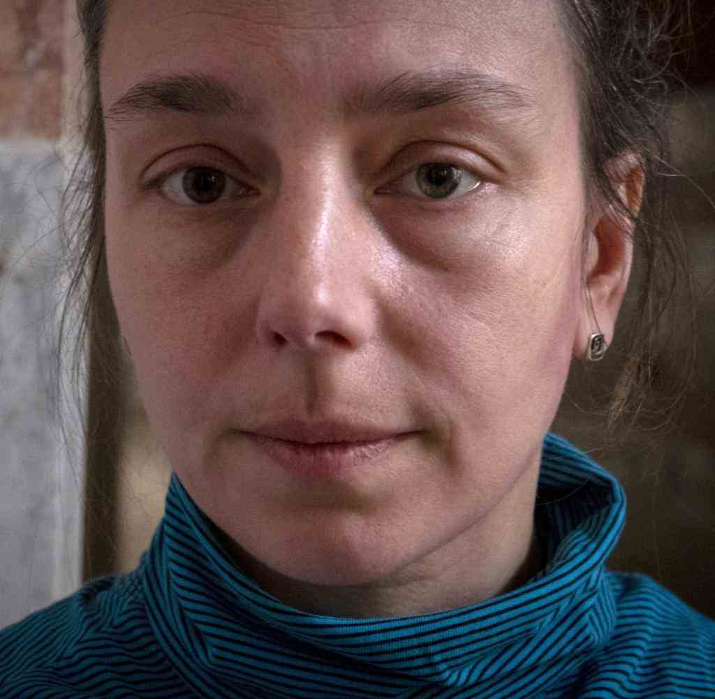 Natalia (42) berichtet dem WELT-Reporter von einem Angriff auf ihre Familie