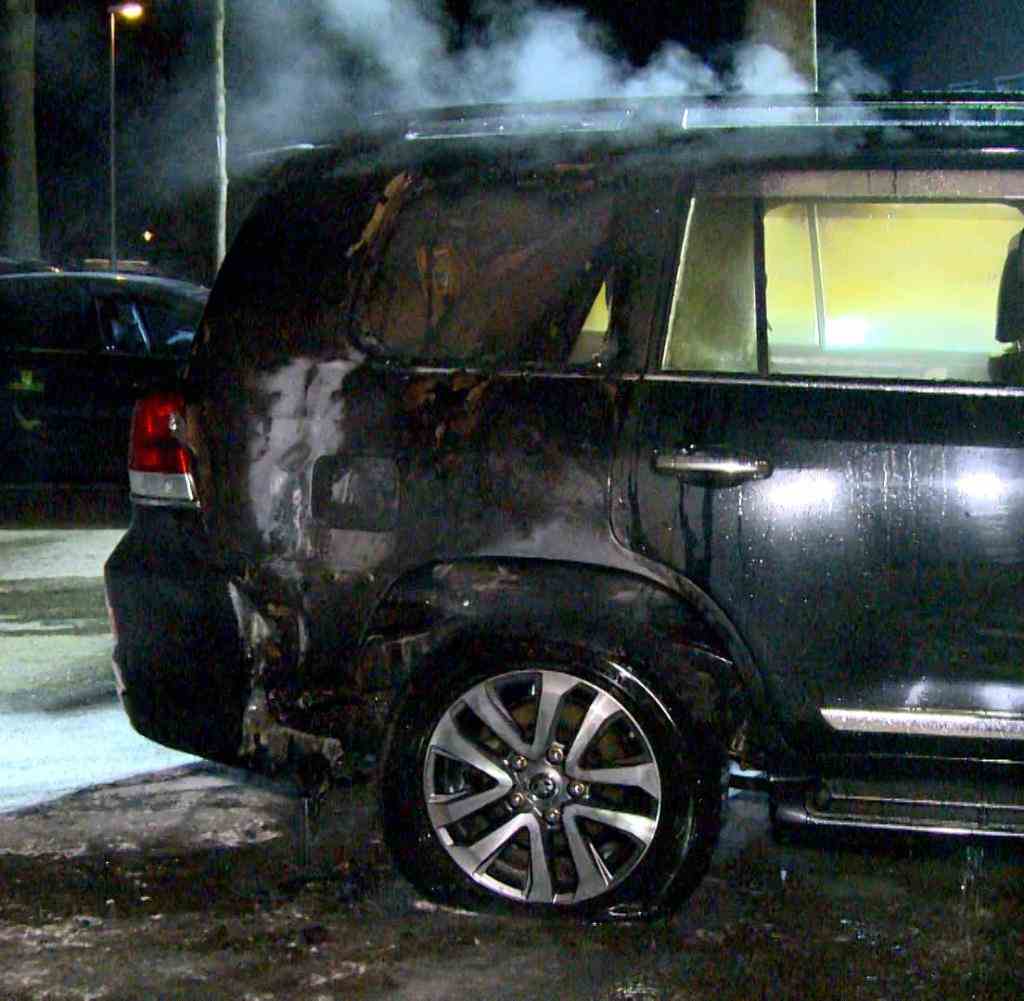 In Krefeld musste die Feuerwehr vergangenen Woche ein brennendes Auto mit einem ukrainischen Kennzeichen löschen