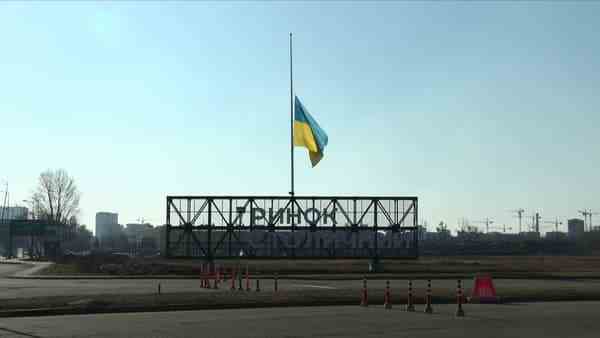 Le drapeau ukrainien en berne à Kiev