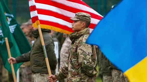 US- und ukrainische Soldaten bei einer gemeinsamen Übung vor dem Krieg: "Mut kann ansteckend sein". (Quelle: imago images/Serhiy Hudak )