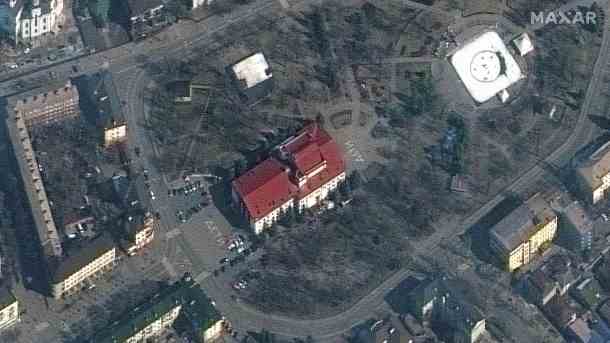 Das Satellitenbild zeigt das Theater in Mariupol vor einem Bombenangriff. (Quelle: Reuters/Maxar Technologies)