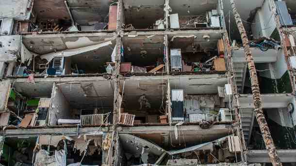 Ein Blick auf zerstörte Wohnungen, die durch Beschuss beschädigt wurden, in Charkiw. (Quelle: AP/dpa/ Andrew Marienko)