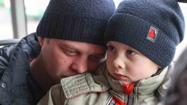 Vater und Kind in Mariupol: Die Situation wird in der Stadt für die Menschen immer schlechter. (Quelle: imago images/ITAR-TASS)