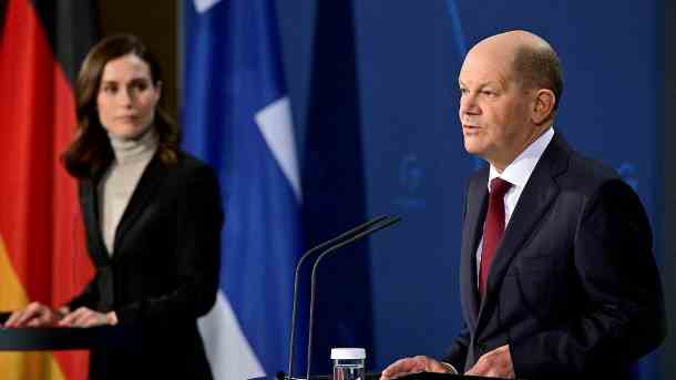Olaf Scholz und Sanna Marin: Bei einer gemeinsamen Pressekonferenz addressierte Scholz den russischen Präsidenten direkt. (Quelle: Reuters/John Macdougall)
