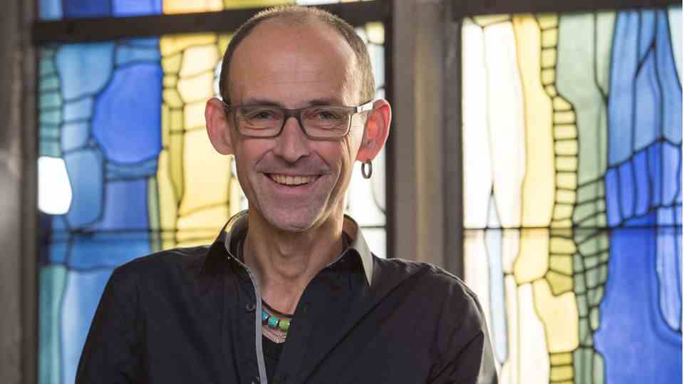  "The game of hide-and-seek drained me, it took strength", says Rainer Teuber.  Two years ago he came out in his diocese.  Now he supports the #OutInChurch campaign