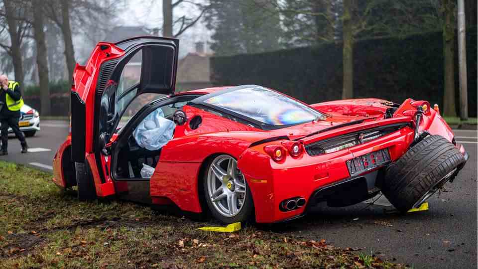 Ferrari Enzo rear damage