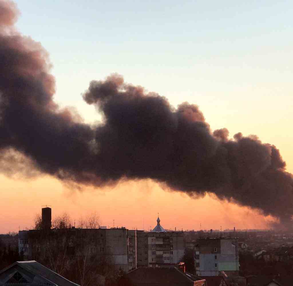 Rauchwolke über Lwiw: Am Flughafen gab es am Morgen heftige Explosionen