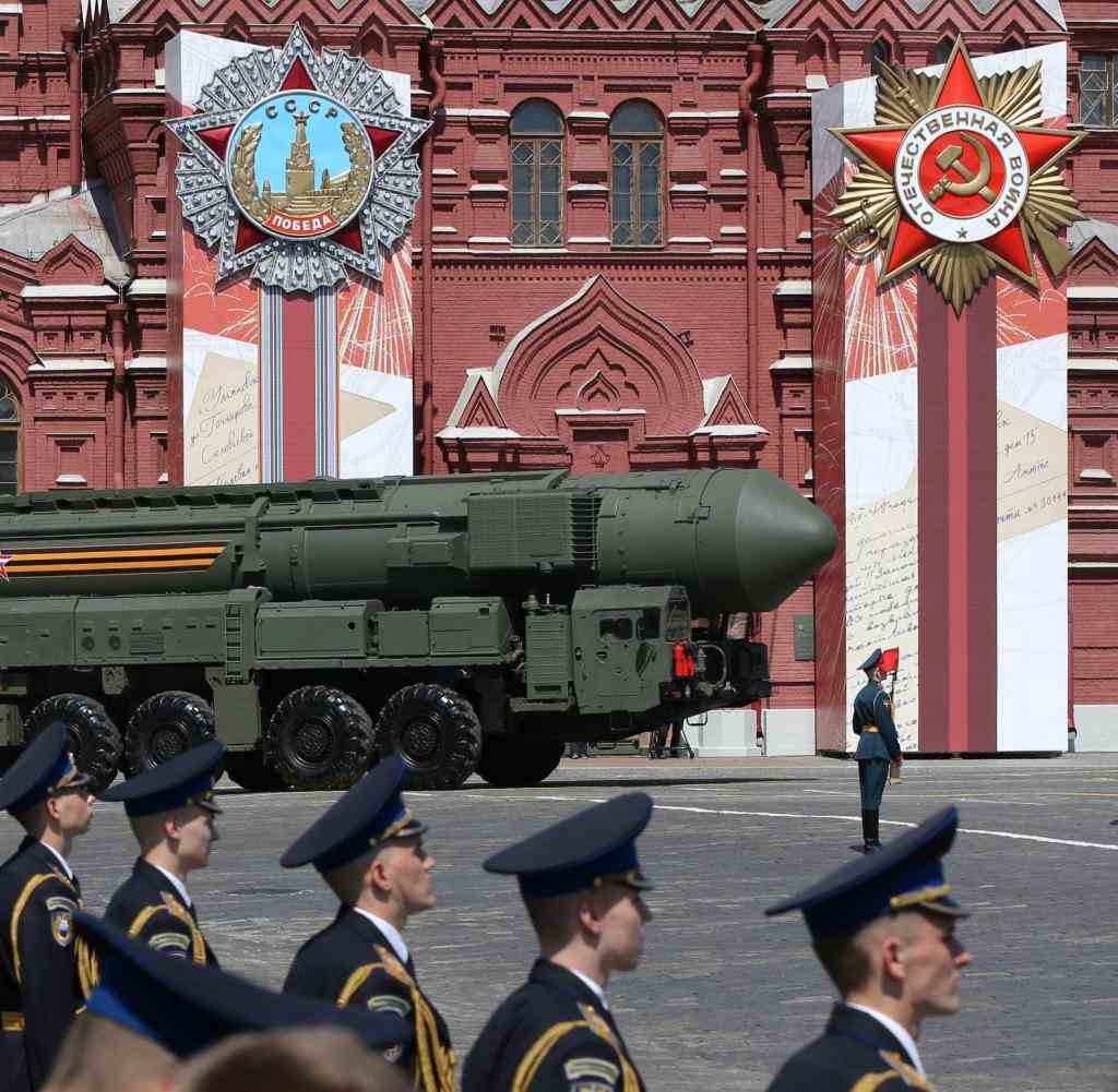 Eine russische Atomrakete auf dem Roten Platz in Moskau bei der Miliärparade zum 75. Jahrestag des Endes des Zweiten Weltkriegs im Jahr 2020