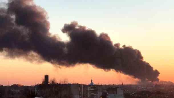 Eine Rauchwolke steigt nach einer Explosion am 18. März über Lwiw auf.  (Quelle: dpa/Uncredited/AP)